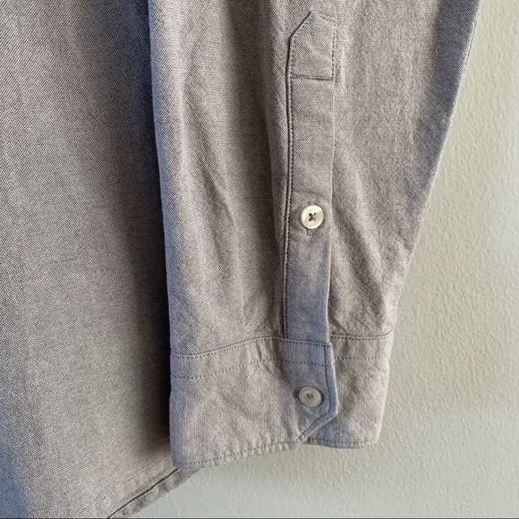 Under Armour Size 2XL Gray Top Loose Fit Long Sleeve Button Down Shirt HeatGear - Picture 4 of 11